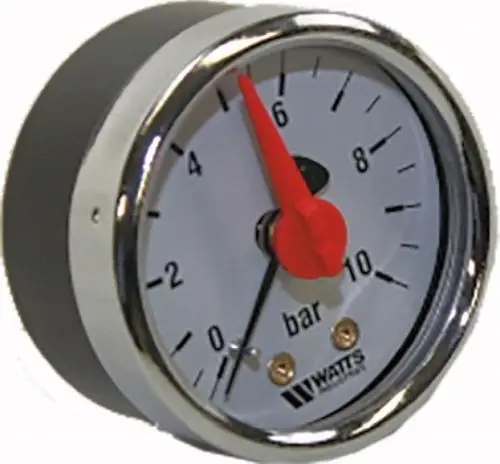 Manometer mit einem weißen Ziffernblatt und rotem Zeiger, skaliert bis 10 bar, montiert in einem runden Gehäuse. Marke Wolf erkennbar auf der Vorderseite.